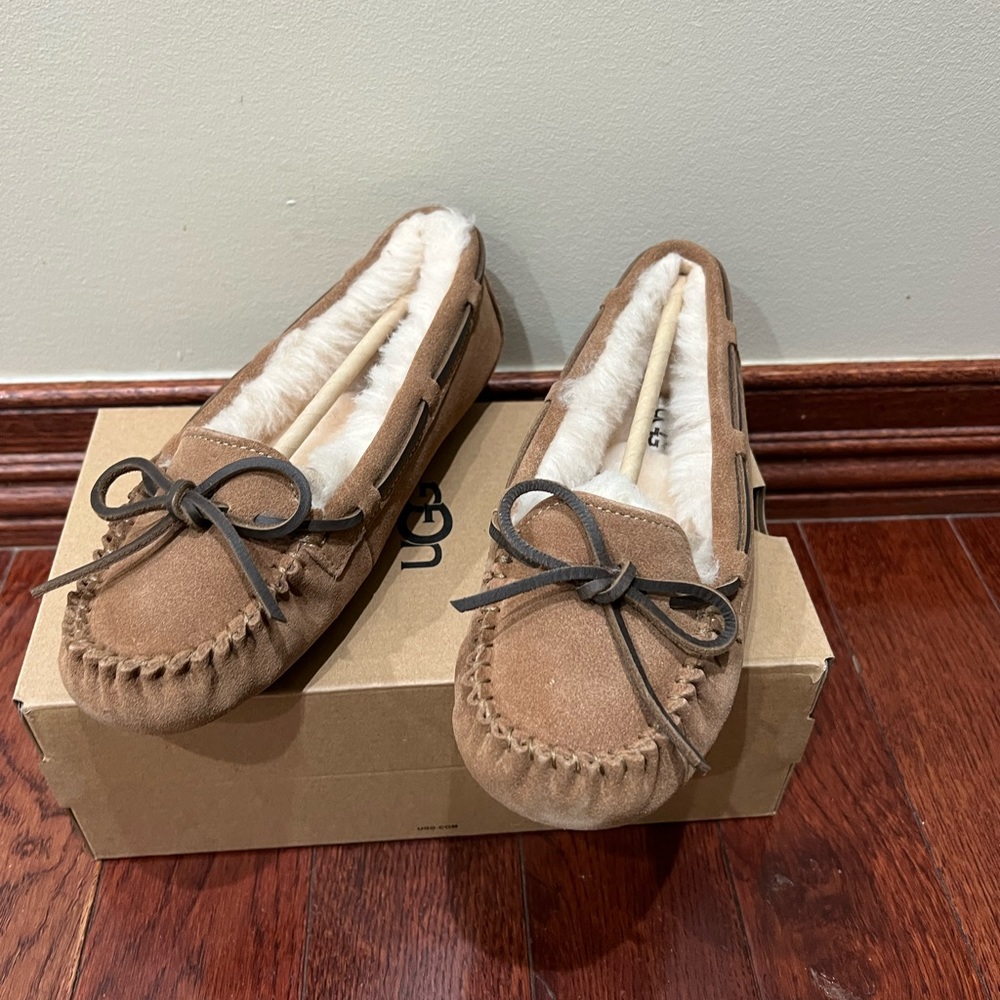 BNIB Women Bella II UGGplush Lined Moc
Slipper Chestnut 35